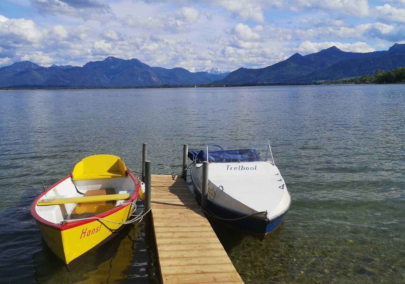 Ruderboot am Liegeplatz im Wasser