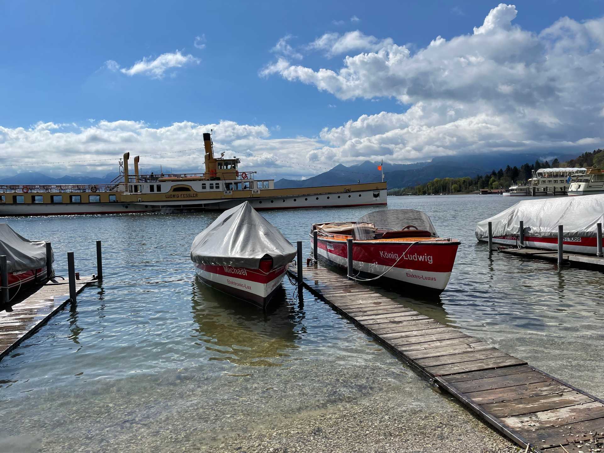 Elektroboot am Liegeplatz im Wasser